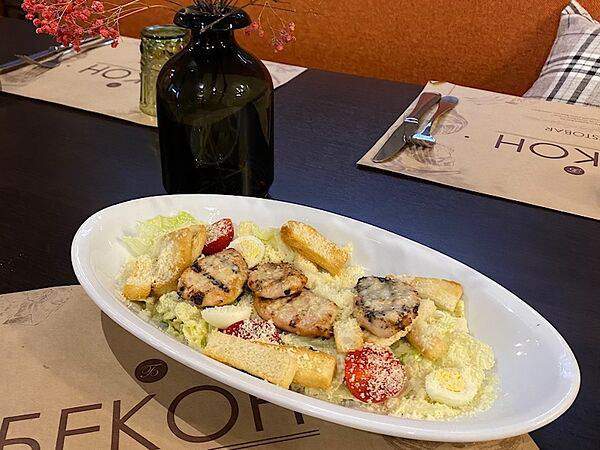 Бекон Restobar - Цезарь с курицей BBQ