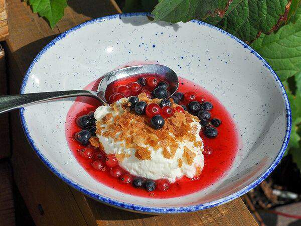 Zoom cafe - Мягкий чизкейк с черникой и красной смородиной