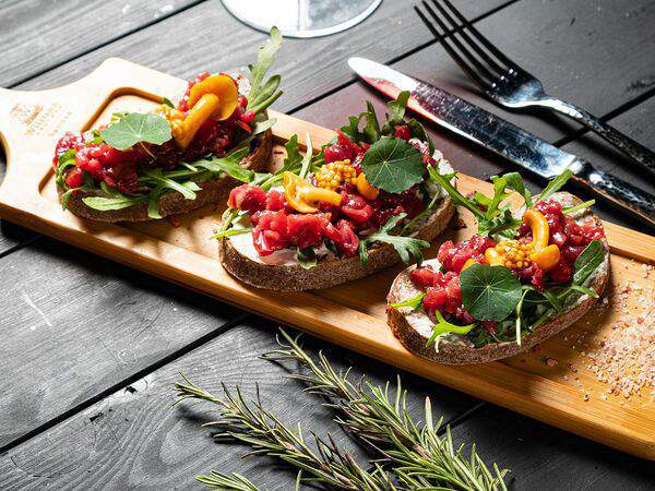 Гости рестопаб - Брускетты с тартаром из говядины, опятами и трюфельным соусом