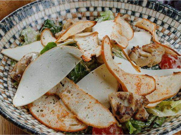 Дэда - Салат с курицей и копченым сыром сулугуни