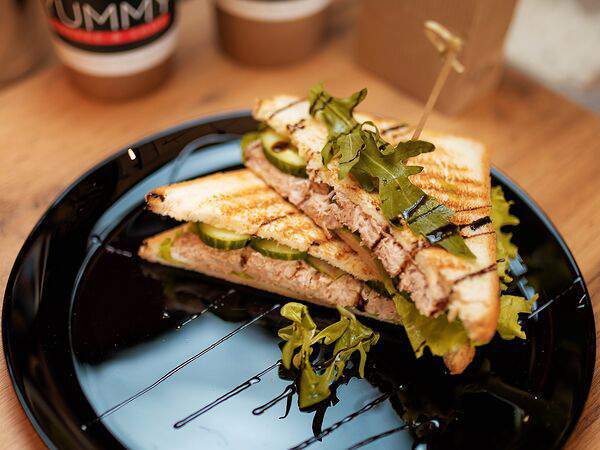 Yummy coffee shop - Тост с тунцом, огурцом и свежей зеленью