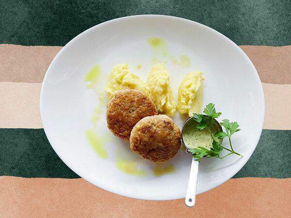 До двери - Куриные котлетки с пюре и соусом тартар