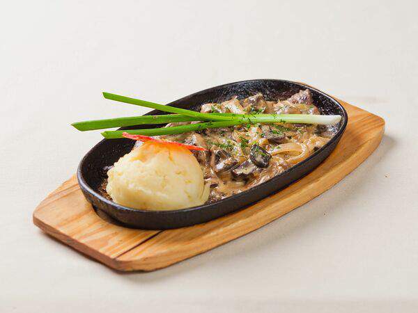 Гриль-бар Канистра - Телятина в сливочном соусе с грибами