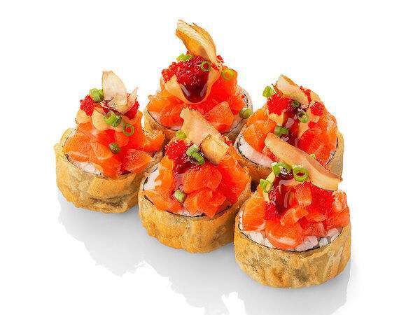 Урюк - Темпура ролл Такеши с лососем тар тар и стружкой тунца