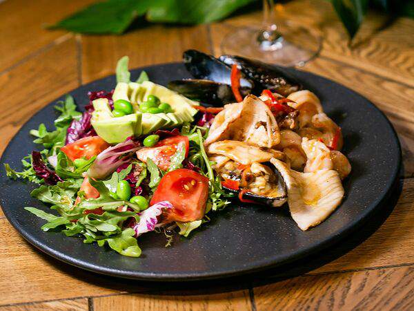 Кафе-пекарня Поль Бейкери - Теплый салат с морепродуктами