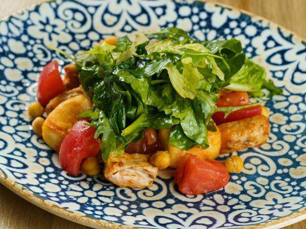 Бахор - Салат из пряной курицы с халуми и помидорами