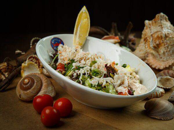 Crab and caviar - Краб на подушке из салатных листьев