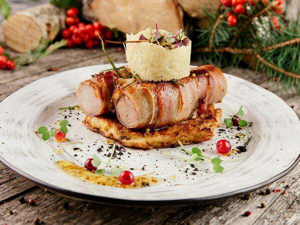 Я ж тебе говорил! - Свиная вырезка с драниками с пчелиным соусом и дикой брусникой