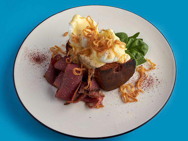 Игрушки - Бриошь с пастрами и соусом голландез