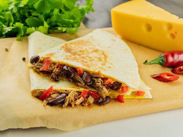 Горячий мексиканец - Кесадилья с рваной говядиной