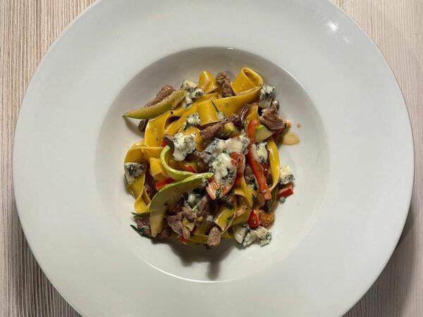 Траттория la casa - Паппарделле с говядиной и Горгонзолой