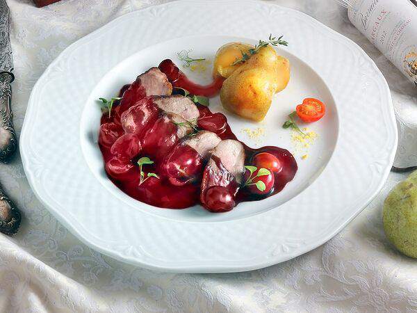 Васнецовъ - Утиная грудка с вишней в винном соусе