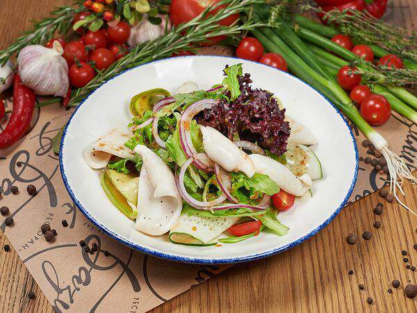 Базилик - Салат с кальмарами в пряной глазури