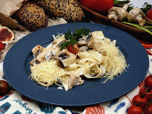 Кафе-пекарня Susser - Фетучини с курицей и грибами