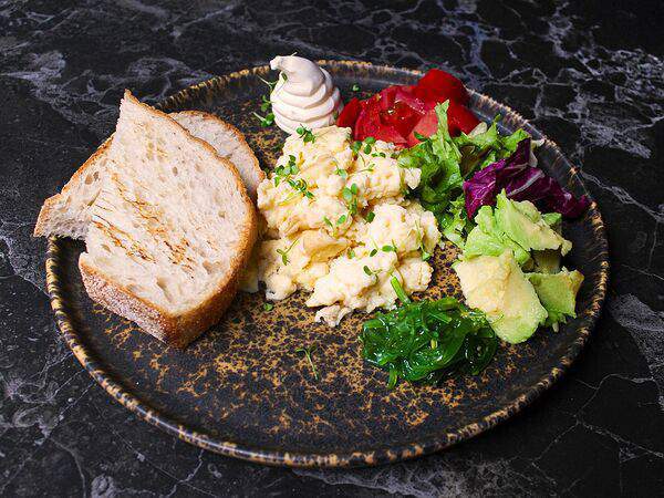 Poke Top - Скрэмбл с авокадо и томатами