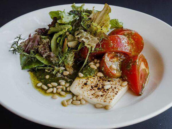 Мясной ресторан Скотина - Жареная брынза с розовыми томатами и песто из щавеля