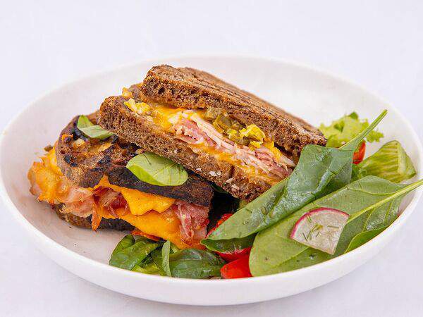 Маммас - Сэндвич с окороком и солёным огурцом