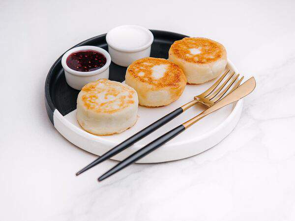 Воронка кофе и вино - Сырники с йогуртом и малиновым соусом