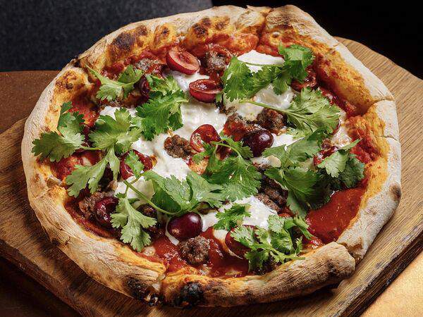 Мона - Большая пицца с бараниной и черешней