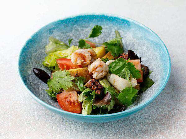 Гости - Салат с осьминогом, креветками, кальмарами и печёным картофелем