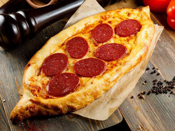 Мангал & гриль - Пицца с колбасой салями