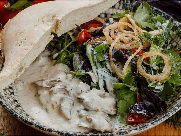 Дэда - Салат с куриной печенью и вялеными томатами