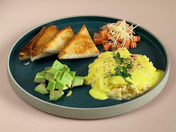 Food-n-Wood - Скрембл с семгой, авокадо и муссом голландез
