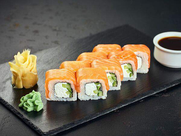 Маэстро суши - Ролл филадельфия с лососем