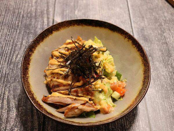 Bretzel - Салат с имбирным цыпленком, киноа и томатами