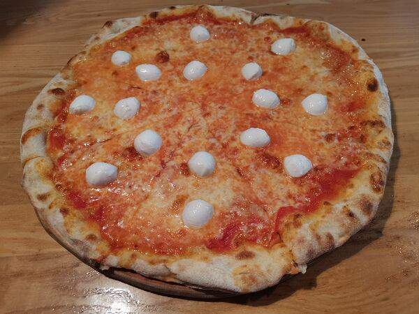 Пиццерия  italiano - Пицца Маргарита и боккончини