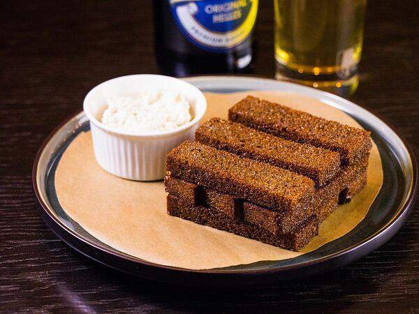 Friends Gastrobar - Гренки ржаные с соусом Блю Чиз