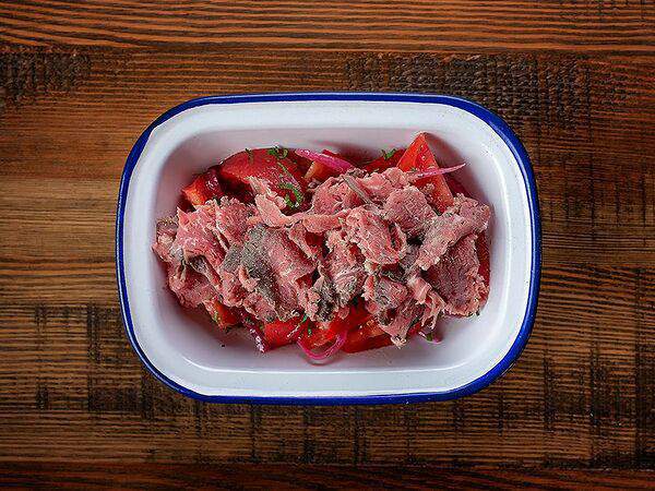 La barbecue реберная - Салат с ростбифом и томатами
