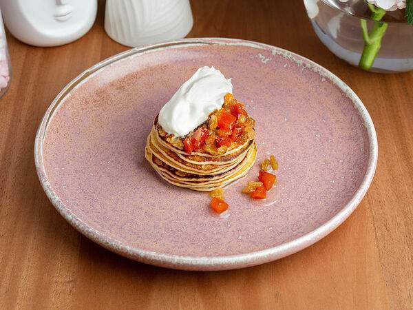 Nuga - Мини-блинчики на сливках со сметаной и соусом из сухофруктов