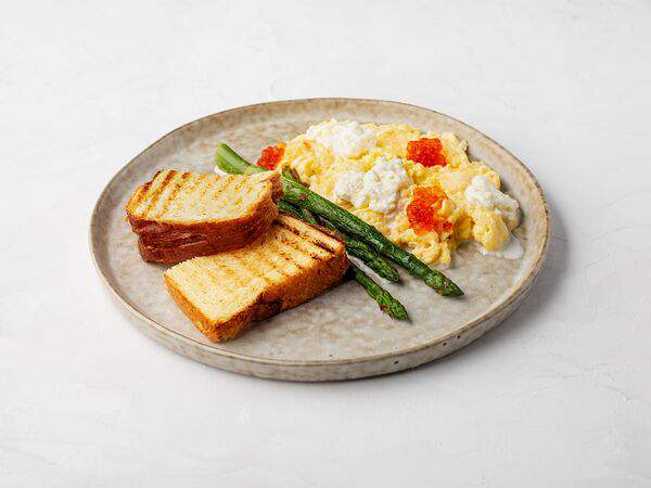 Здрасте кафе - Скрэмбл из трех яиц со страчателлой, красной икрой и булочкой бриошь