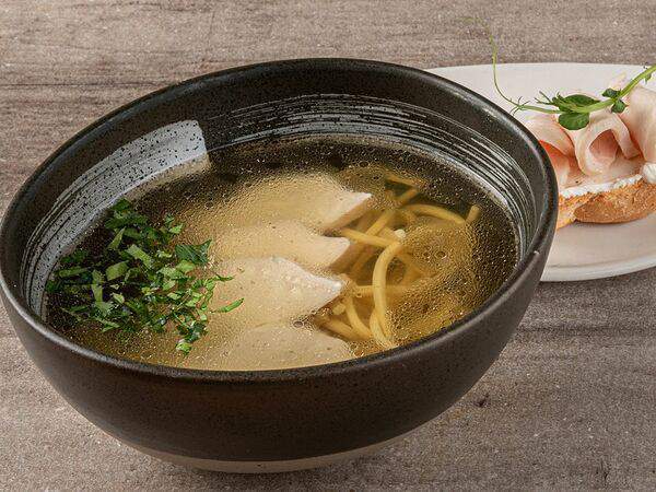 Веранда - Куриный бульон с домашней лапшой и курицей