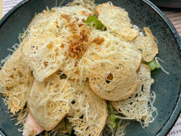 Traveller's Coffee - Салат Цезарь с филе цыплёнка