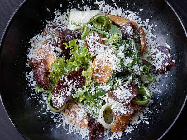 Мясной ресторан Скотина - Салат с вяленой говядиной, овечьим сыром и хурмой