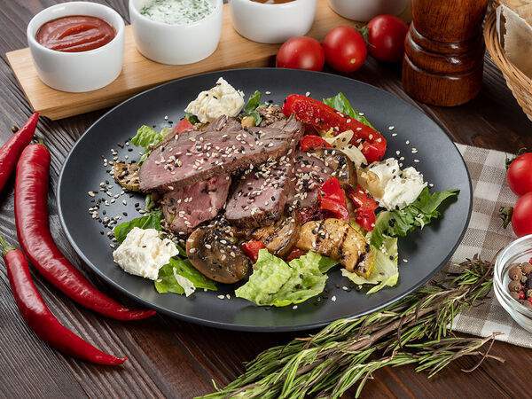 Мясной ресторан Beef & Fire - Салат из ростбифа с овощами гриль и соусом Песто