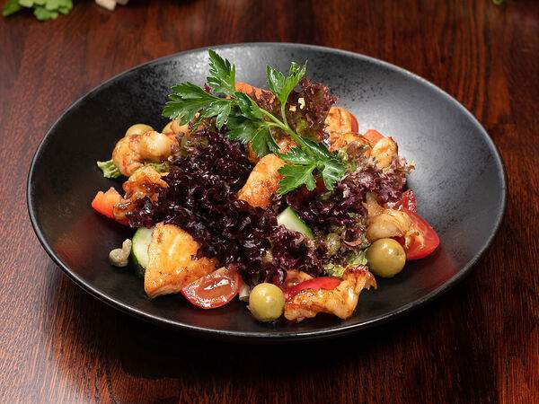 Хмель - Салат с жареной семгой, креветкой на подушке из свежих овощей и салатного листа