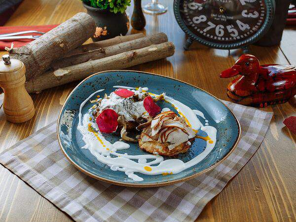 Дикая утка - Картофельные драники с копченым куриным филе и вешенками