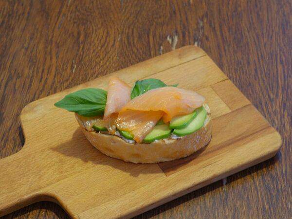 Помидорро - Брускетта с копчёным лососем и авокадо