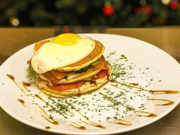 Travelers coffee - Панкейки с лососем