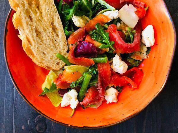 Иль густо - Салат со слабосолёной форелью