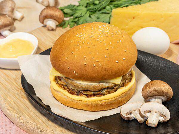 Доступная кофейня Подорожник - Бутерброд Гранд с куриным бифштексом и омлетом с грибами