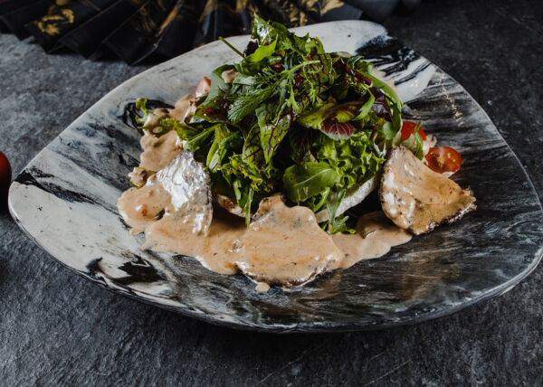 Gray Goose cafe - Теплый тайский салат на рисовой лепешке