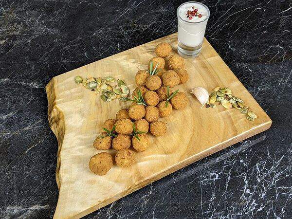 Кафе Театральное - Сырные шарики фри с чесночным соусом