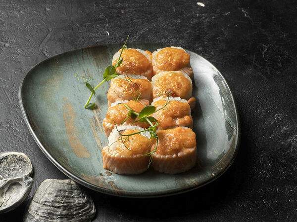 Golden Coffee - Запеченный ролл с лососем