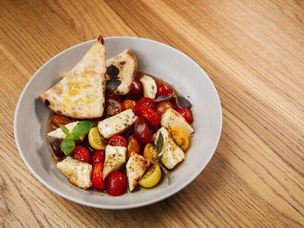 Ресторан Soho - Домашние помидоры с сыром халлуми и томатным консоме