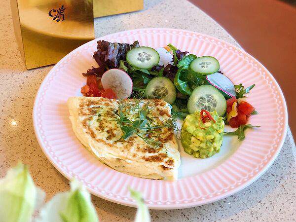 Счастливые люди - Омлет с тартаром из авокадо