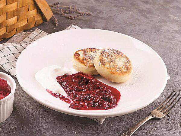 Хлебные истории - Сырники со сметаной и малиновым джемом